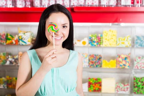 Chica Bonita Chupando Piruleta Tienda Dulces —  Fotos de Stock