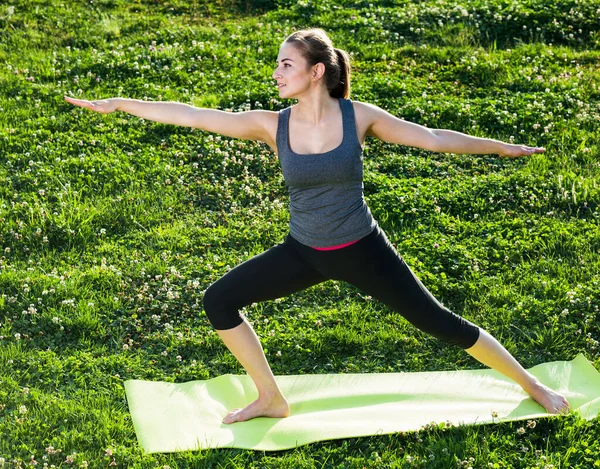 Sonriente Chica Inglesa Haciendo Ejercicio Estera Mañana Aire Libre —  Fotos de Stock