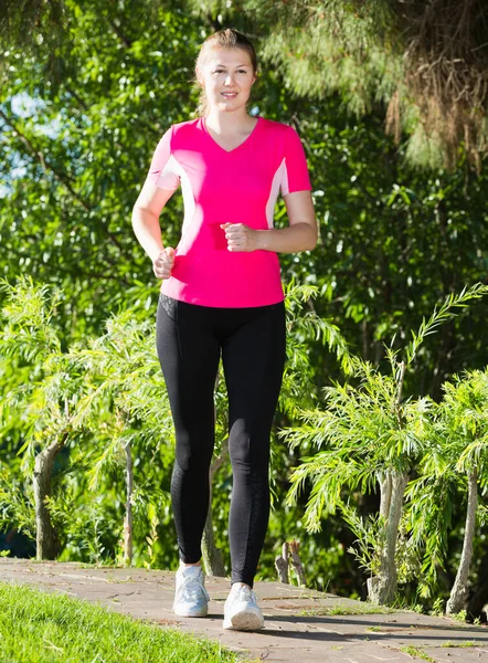 Vuxen Kvinna Rosa Shirt Joggar Parken — Stockfoto