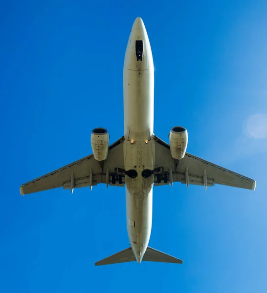 目的地に向かって空を飛ぶ広々とした旅客機 — ストック写真