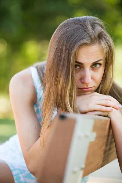 Portret Van Frustratie Zwitsers Jong Vrouw Zitten Bank Outdoor — Stockfoto