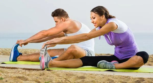 Positivo Casal Sorrindo Fazer Exercícios Praia Por Mar Durante Dia — Fotografia de Stock