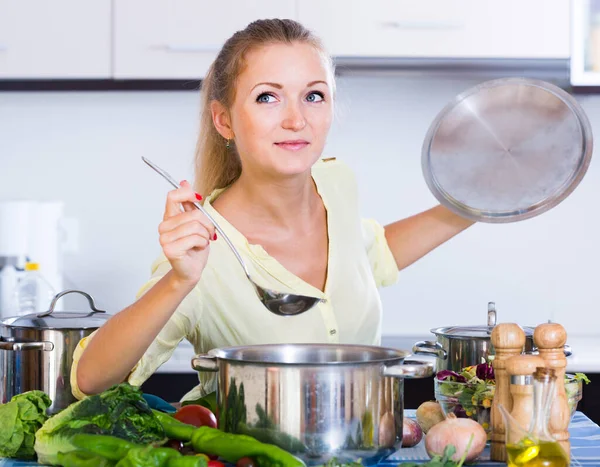 Glad Hemmafru Matlagning Grönsaker Hushållet Kök — Stockfoto