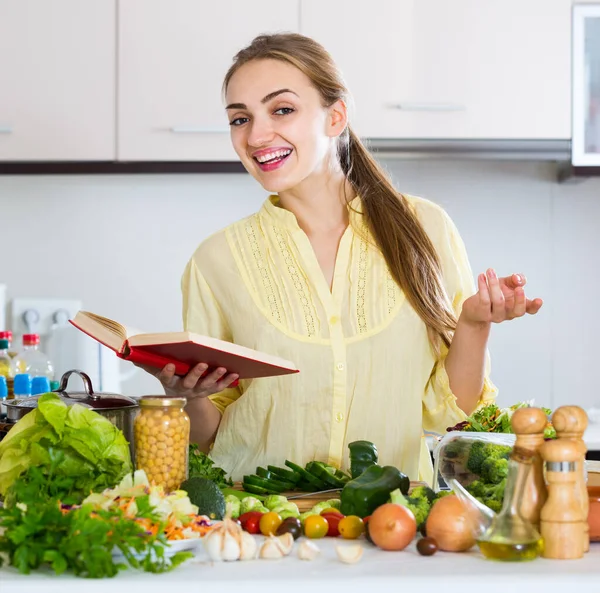 Menina Européia Cabelos Longos Alegre Aprendendo Nova Receita Livro Receitas — Fotografia de Stock