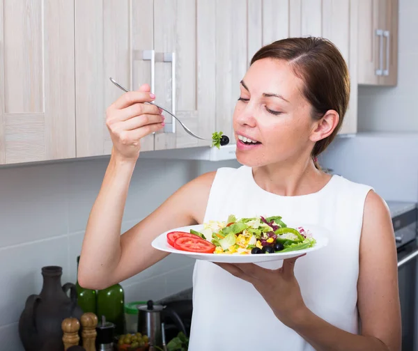 Portrait Smiling Young Woman Eating Fresh Green Salad Kitchen Home — Stock Photo, Image
