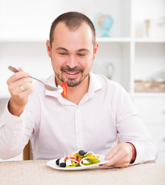 Jovem Positivo Pronto Para Comer Salada Grega Escritório — Fotografia de Stock