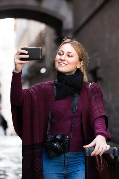 Mladá Veselá Žena Hledá Zvědavý Brát Selfie Jejím Telefonem Venku — Stock fotografie