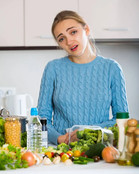 Müde Junge Frau Blauen Pullover Die Drinnen Gemüse Kocht — Stockfoto