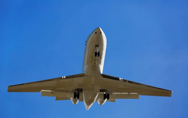 昼間空港から離陸する大型旅客機 — ストック写真