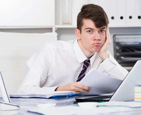 Saaie Tiener Lezen Van Documenten Buurt Van Laptop Het Kantoor — Stockfoto