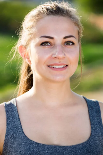 Portrét Mladé Usměvavé Feny Sportovním Oblečení Zahradě — Stock fotografie