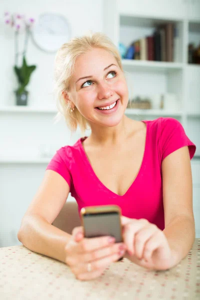 Sonriente Joven Emocionada Mujer Sosteniendo Teléfono Móvil Las Manos Interior —  Fotos de Stock