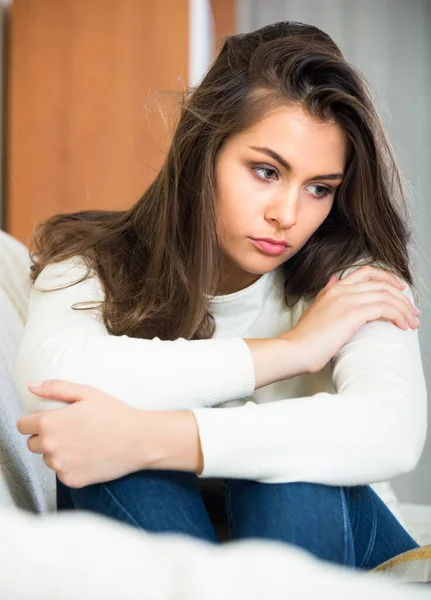 Portret Van Overstuur Jonge Brunette Lijden Eenzaam Bij Hom — Stockfoto