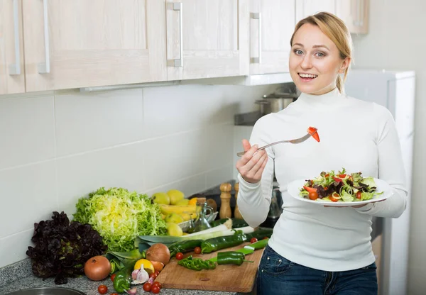 Mujer Joven Pie Parte Superior Cocina Con Plato Ensalada —  Fotos de Stock