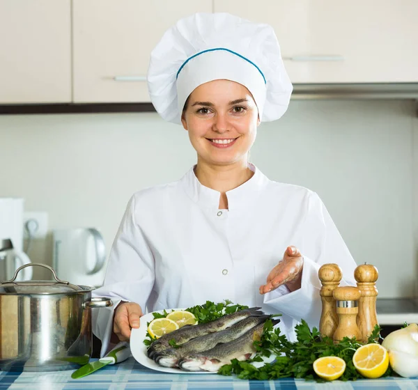 Glimlachende Professionele Chef Kokend Verse Makreel Aan Keukentafel — Stockfoto