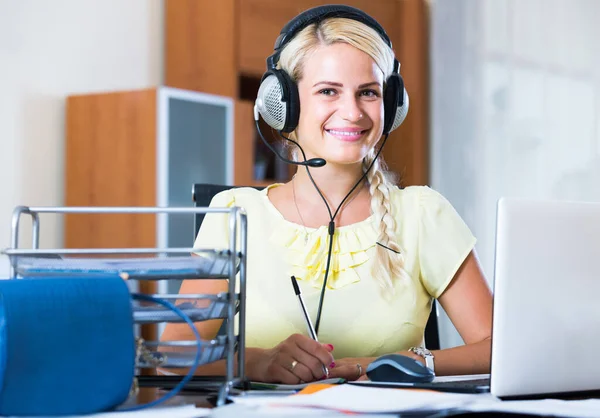 Sorrindo Menina Americana Atender Chamada Apoio Técnico Sorrindo — Fotografia de Stock