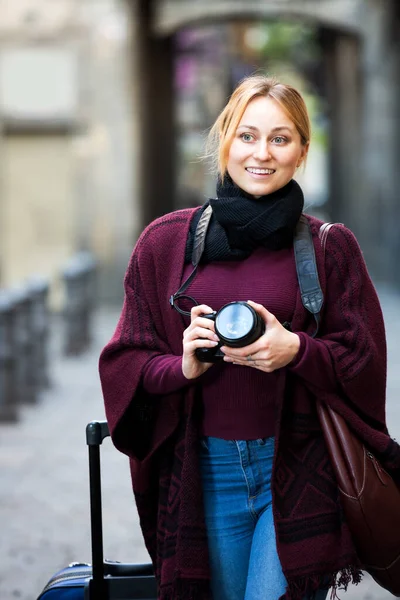 Blond Wesoły Młoda Dziewczyna Trzyma Aparat Fotograficzny Rękach Fotografowania Mieście — Zdjęcie stockowe