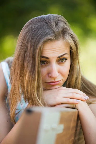 Retrato Triste Inglesa Menina Sentado Banco Lado Fora Parque — Fotografia de Stock