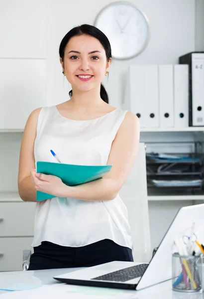 Gerente Feminino Jovem Pronto Para Receber Clientes Escritório — Fotografia de Stock