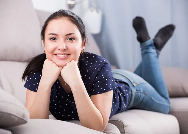 Positiv Flicka Klädd Mörkblå Skjorta Och Jeans Avkopplande Hemma — Stockfoto