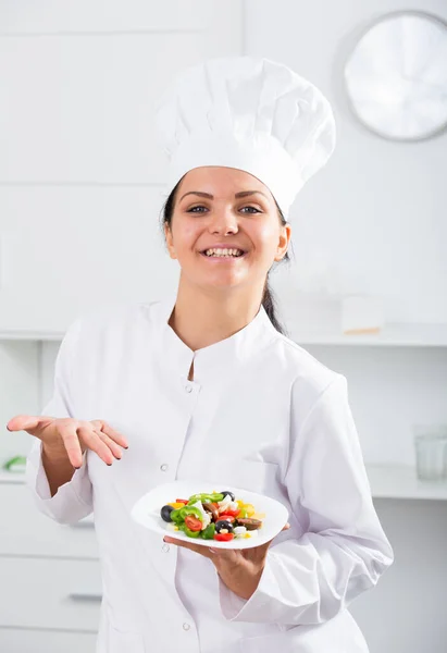 Bruna Ragazza Chef Mostrando Pollici Piatto Con Insalata — Foto Stock