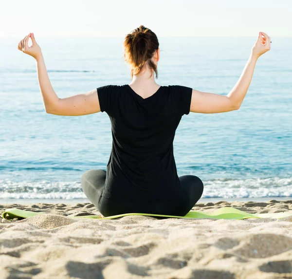 Sırtına Yaslanıp Plajda Siyah Tişörtle Asana Egzersizi Yapan Sporcu Kadının — Stok fotoğraf