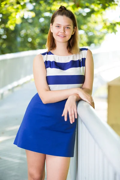 Retrato Joven Chica Con Estilo Pie Puente Parque Ciudad Verano —  Fotos de Stock