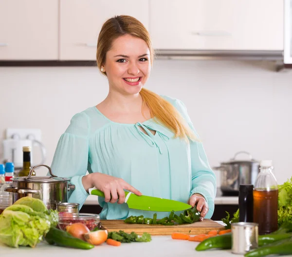 Positieve Jonge Vrouw Plantaardige Mix Voorbereiden Lachend Thuis — Stockfoto