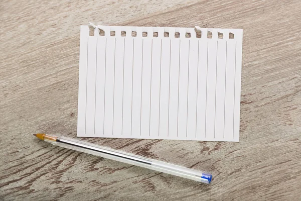 Afgescheurde Pagina Lijn Tafel Met Pen — Stockfoto