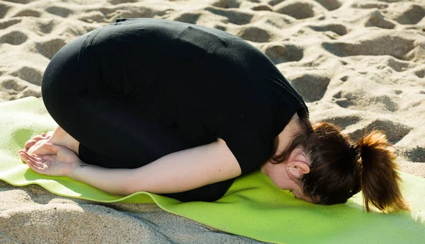 Adulto Feminino Shirt Preta Está Praticando Conjunto Exercícios Alongamento Natureza — Fotografia de Stock