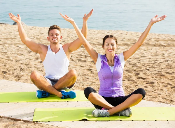 Smiling Cross Legged Guy Girl Practising Yoga Poses Seaside — Stock Photo, Image