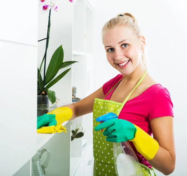 Joyeux Jeune Femme Nettoyer Les Surfaces Maison Intérieur — Photo