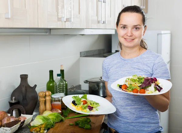 Portrait Smiling Young Woman Serving Fresh Healthy Salad Indoors Apartment — Stock Photo, Image