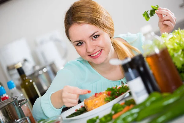 Jeune Femme Avec Assiette Salade Légumes Fromage Intérieur — Photo