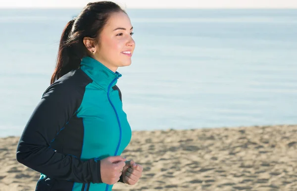 Giovane Donna Forma Che Corre Sulla Spiaggia Nella Giornata Sole — Foto Stock