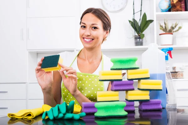 Sonriente Mujer Sosteniendo Esponja Limpieza Las Manos Casa Interior —  Fotos de Stock