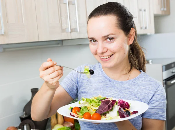 Ritratto Giovane Donna Sorridente Che Mangia Insalata Verde Fresca Cucina — Foto Stock