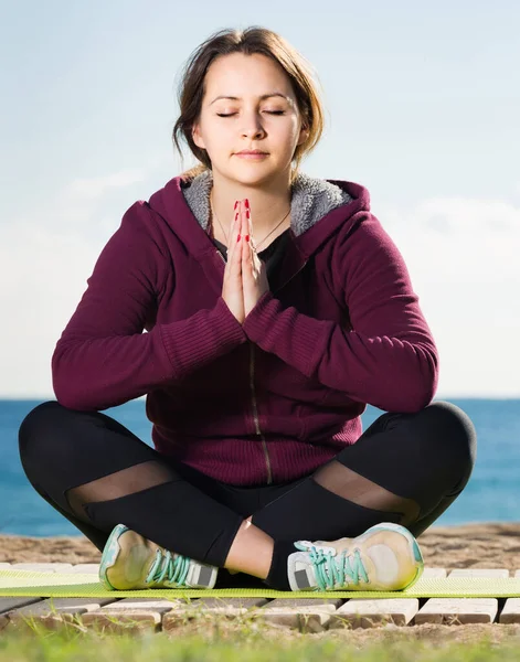 Happy American Girl Exercising Exercise Mat Outdoo — Stock Photo, Image