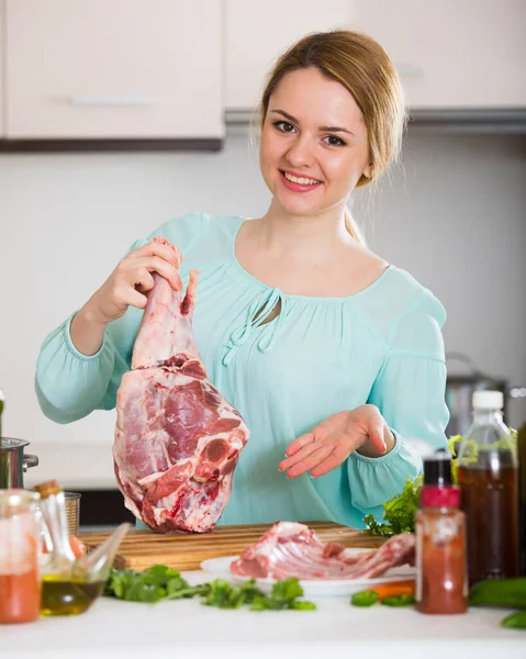 Neşeli Genç Kadın Koyun Eti Yemek — Stok fotoğraf