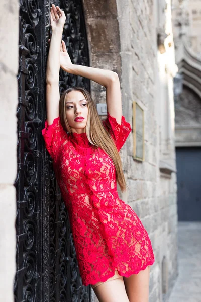 Närbild Porträtt Sexig Ung Positiv Vitrysk Kvinna Röd Klänning — Stockfoto