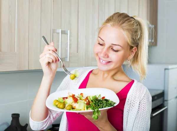 Retrato Menina Loira Feliz Comendo Salada Verde Cozinha Casa — Fotografia de Stock