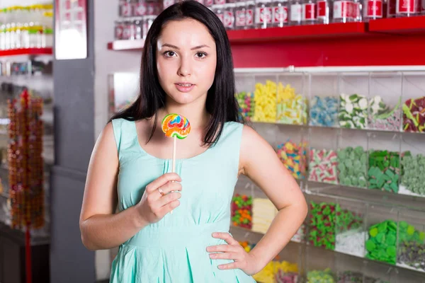 Chica Bonita Chupando Piruleta Tienda Dulces —  Fotos de Stock