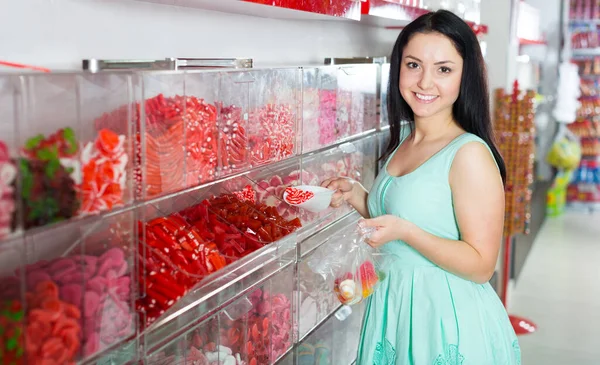 Ritratto Ragazza Che Sceglie Dolci Regalo — Foto Stock