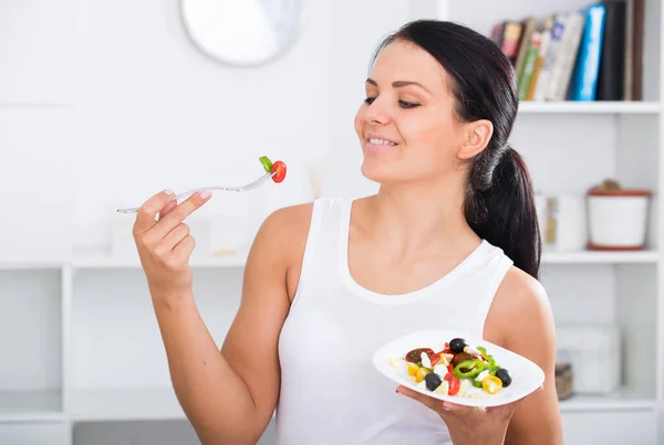 Brunette Girl Holding Plate Vegetable Salad — Stock Photo, Image