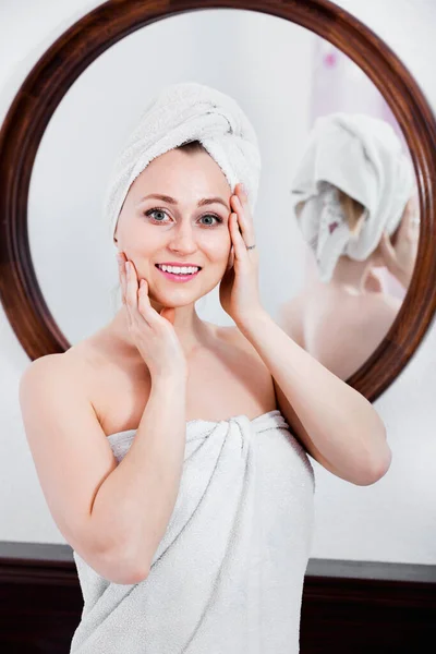 Wanita Cantik Datang Dari Kamar Mandi Dan Berdiri Samping Cermin — Stok Foto