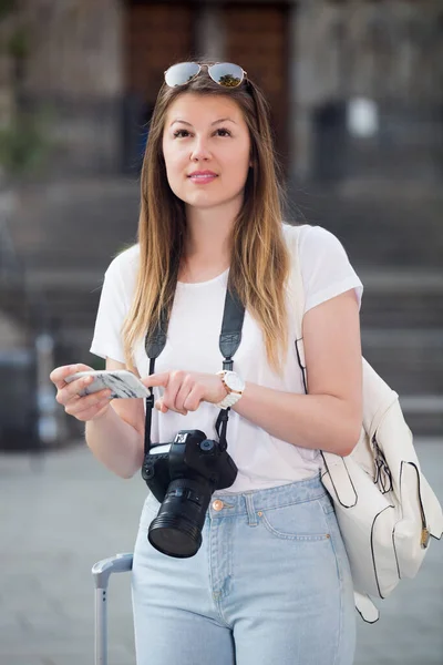 Radosna Kobieta Telefonem Komórkowym Rękach Szukająca Mapy Telefonie — Zdjęcie stockowe