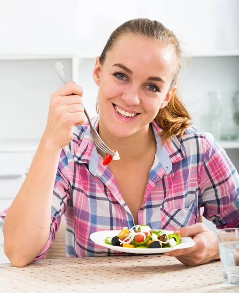 Meisje Met Kastanje Haar Eten Groente Salade Keuken — Stockfoto