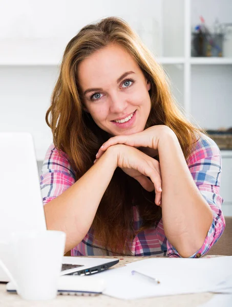 快乐的年轻女子的肖像 带着栗色头发和笔记本电脑 — 图库照片