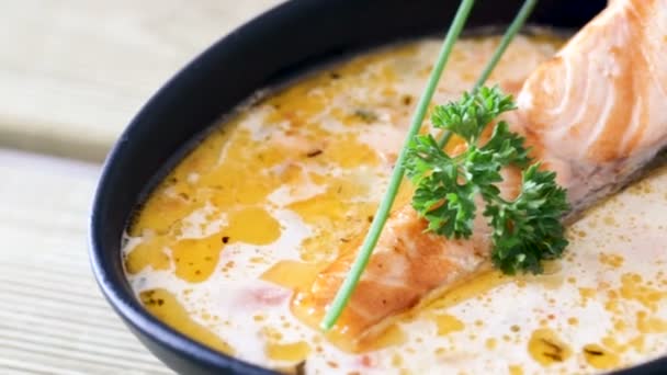 Crema-sopa con salmón — Vídeos de Stock