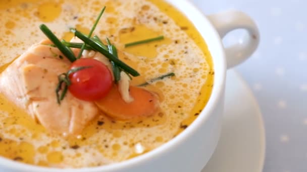 Sopa de salmão creme norueguesa nacional — Vídeo de Stock